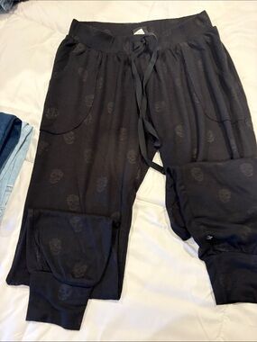 Terez Black Skull Print Joggers